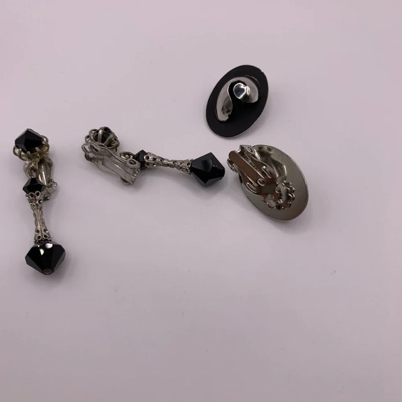 Lot of 2 vintage black and silver toned clip on earrings - Picture 4 of 4